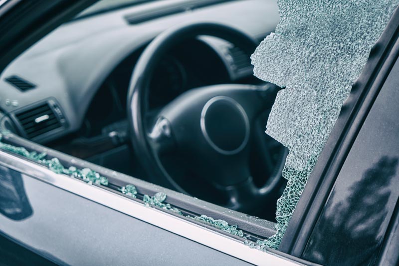 разбитое водительское стекло